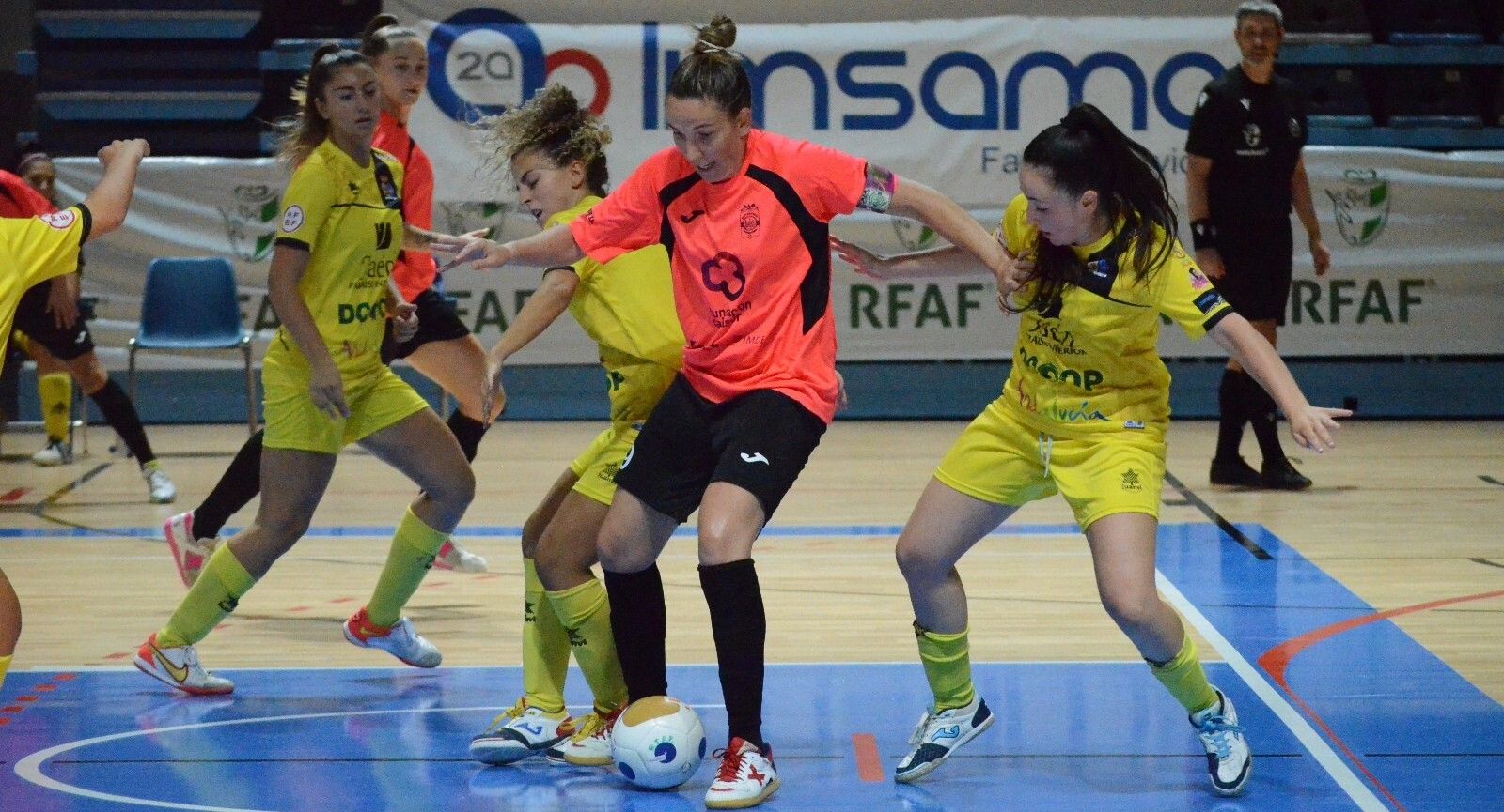 Inma Sojo protege el balón ante dos jugadoras del Martos.