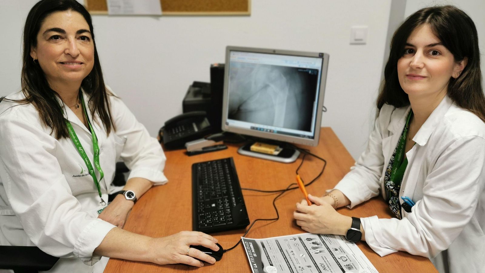 Consulta de Osteoporosis con la jefa del servicio de Reumatología y coordinadora de la unidad multidisciplinar de fracturas, Mª Luis Velloso, junto a la reumatóloga integrante del grupo de trabajo Consuelo Ramos valorando una fractura osteoporótica.