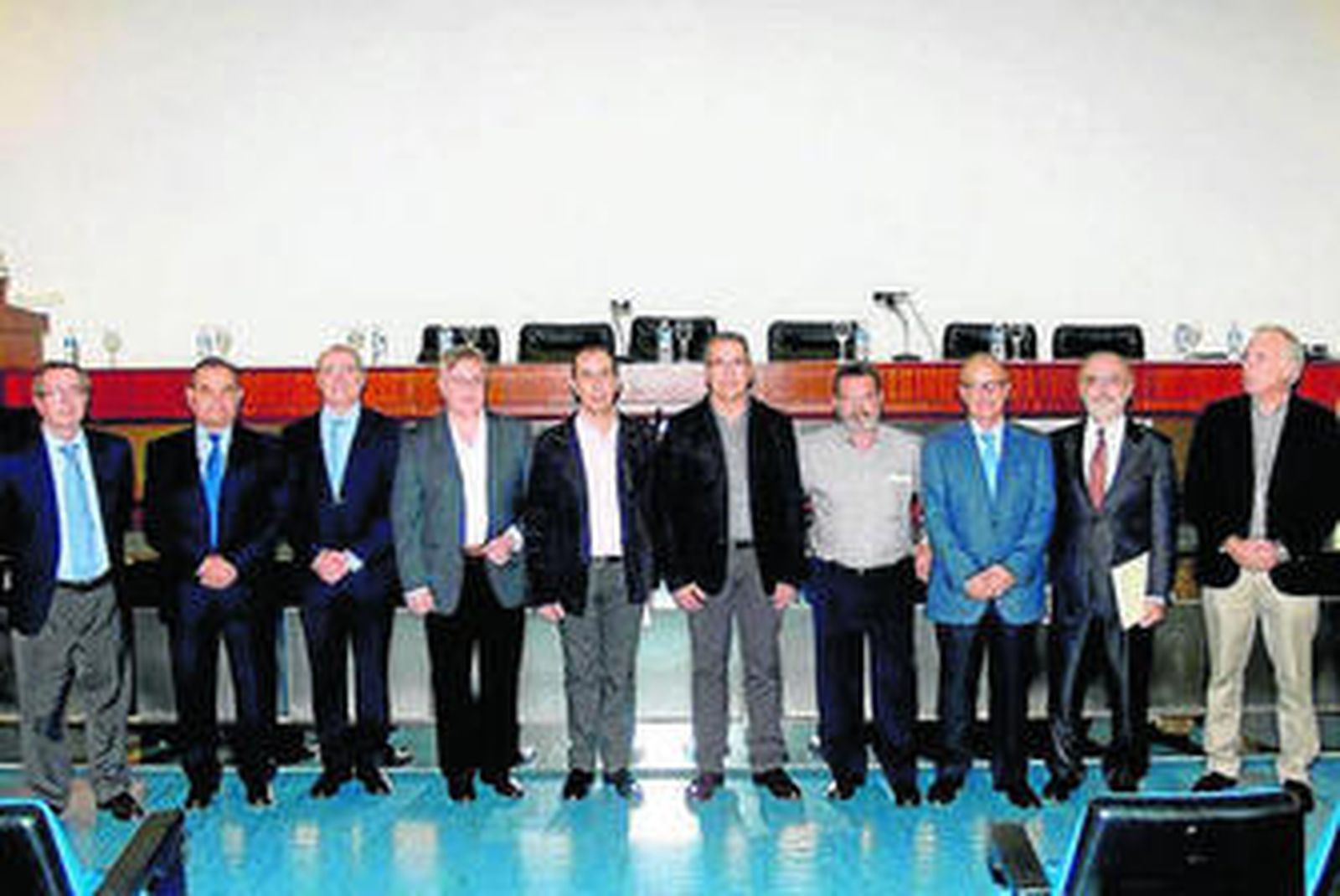 Los empleados galardonados junto a la directiva de Acerinox Europa.