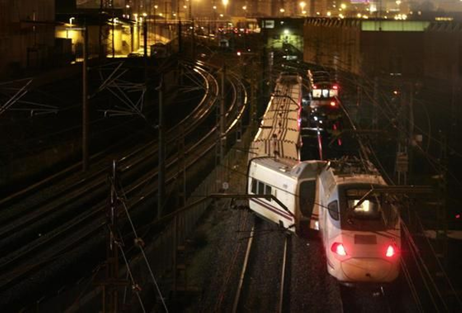 La congelación de los rodales ha causado el descarrilamiento del AVE en las proximidades de la estación de Santa Justa en Sevilla.

Foto: Joly Digital