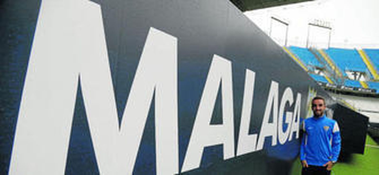 Darder posa para Málaga Hoy en el estadio de La Rosaleda.