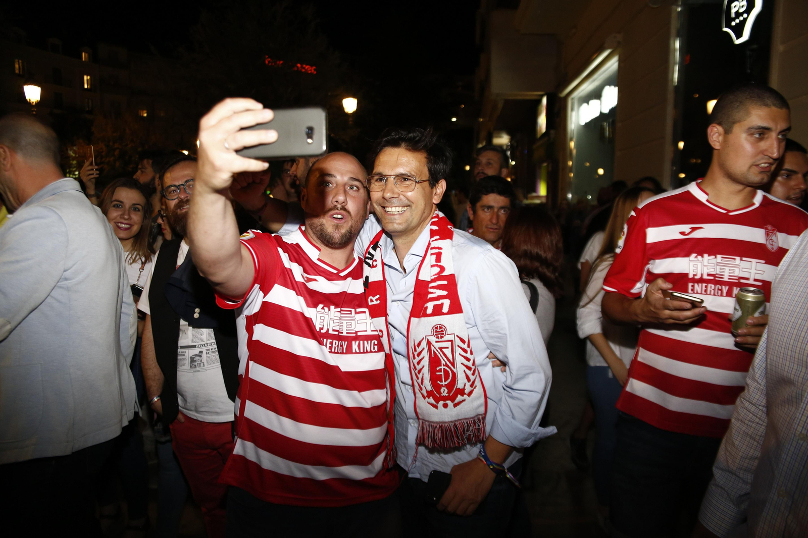 Las mejores imágenes de cómo Granada celebró el ascenso en la Fuente de las Batallas