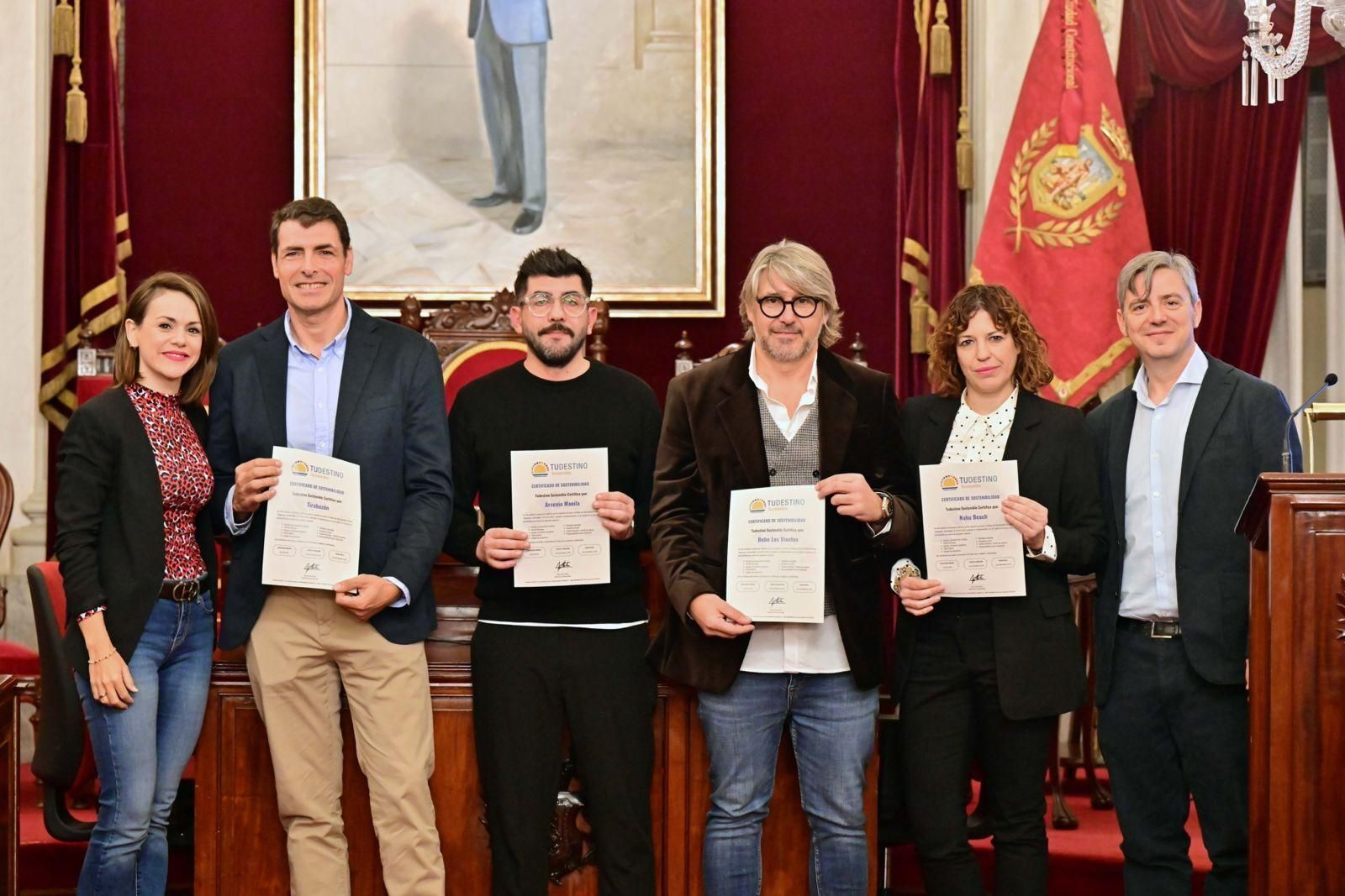 Foto de familia de la entrega del certificado 'Tudestino Sostenible'.