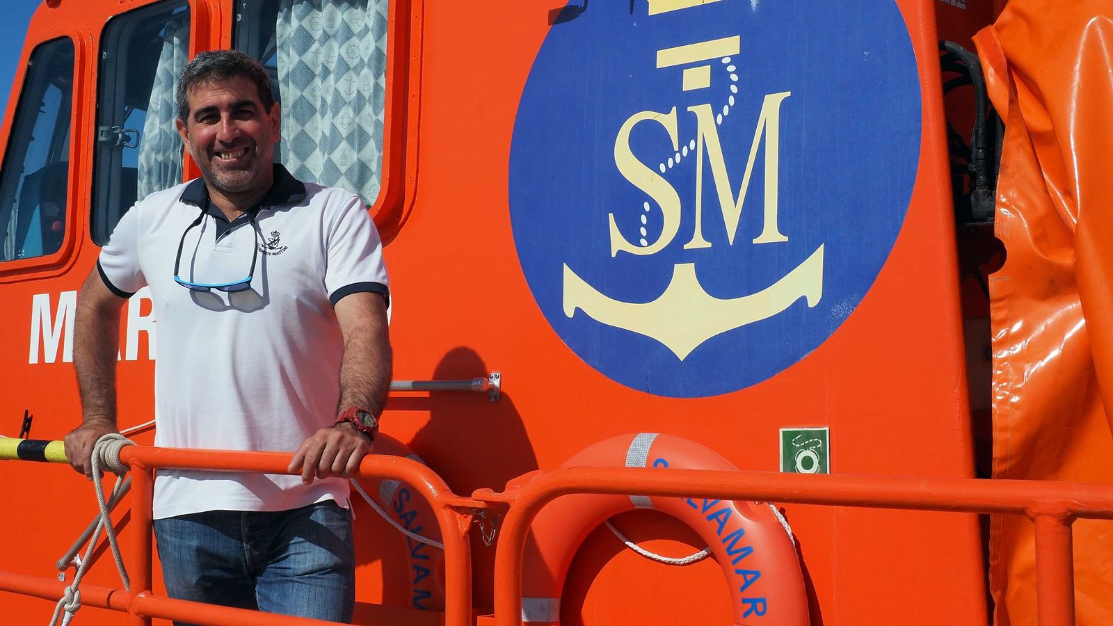 Hernández a bordo de la Salvamar Alkaid, en mazagón