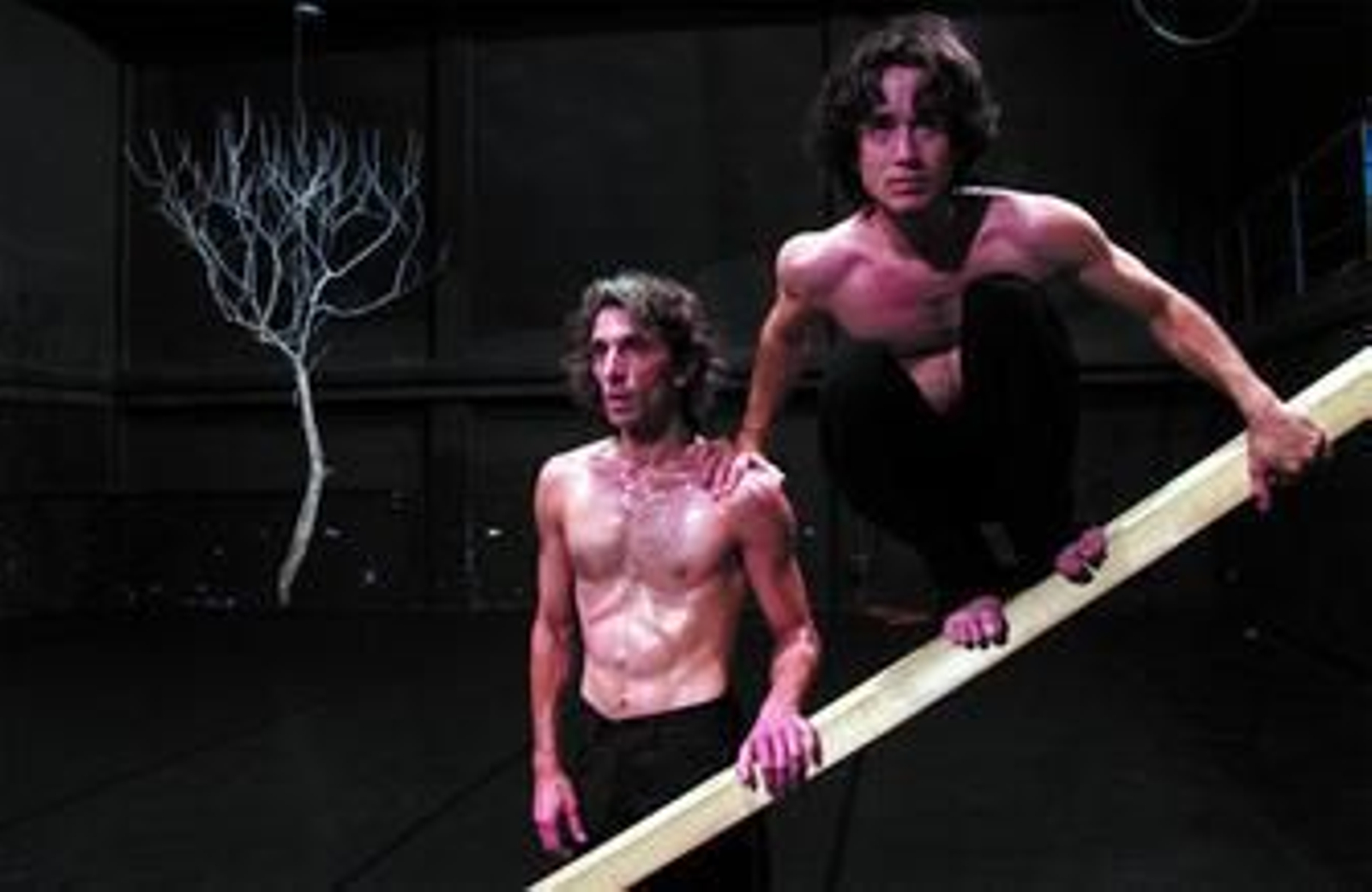 Fernando Hurtado, a la izquierda, durante la representación de 'Sin aliento'.