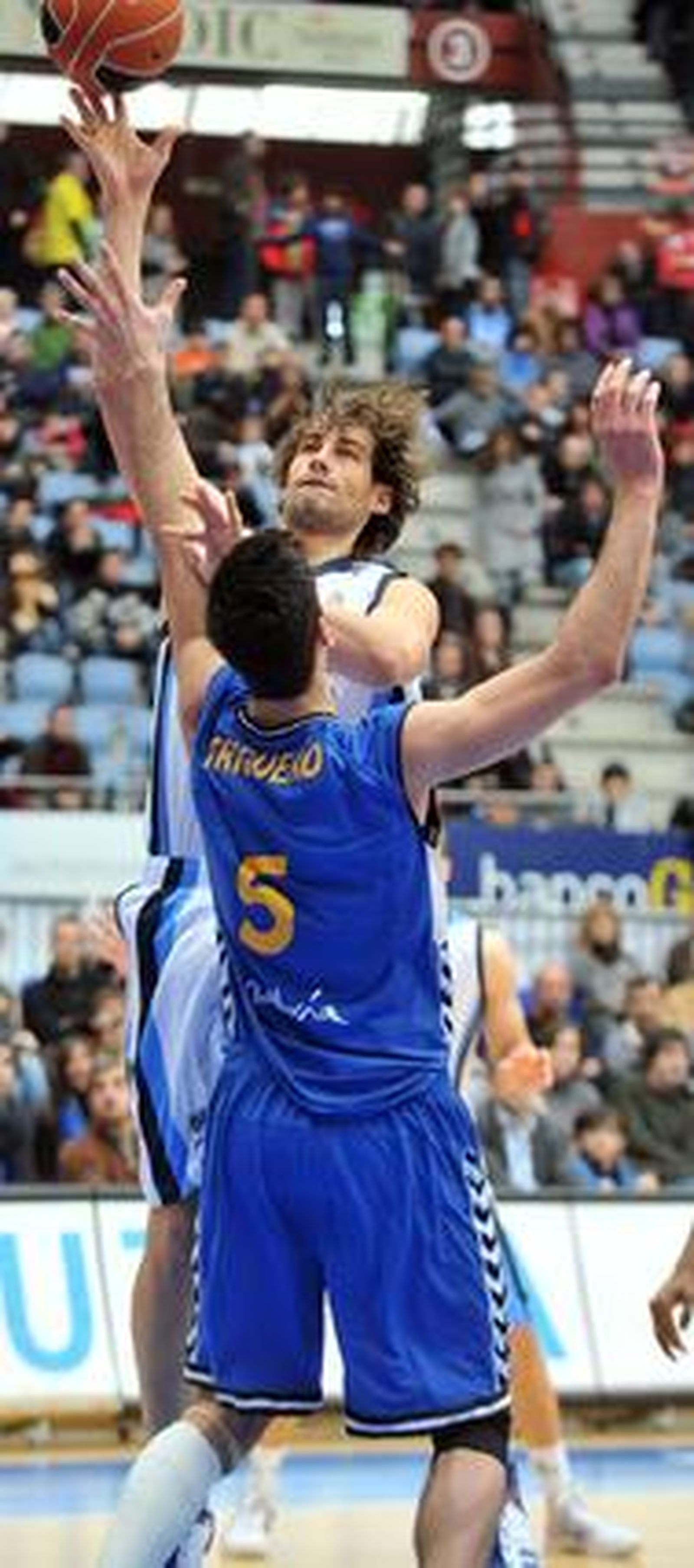 David Doblas lanza a canasta ante la oposición de Trigueros.

Foto: Rubén Plaza Etxabe