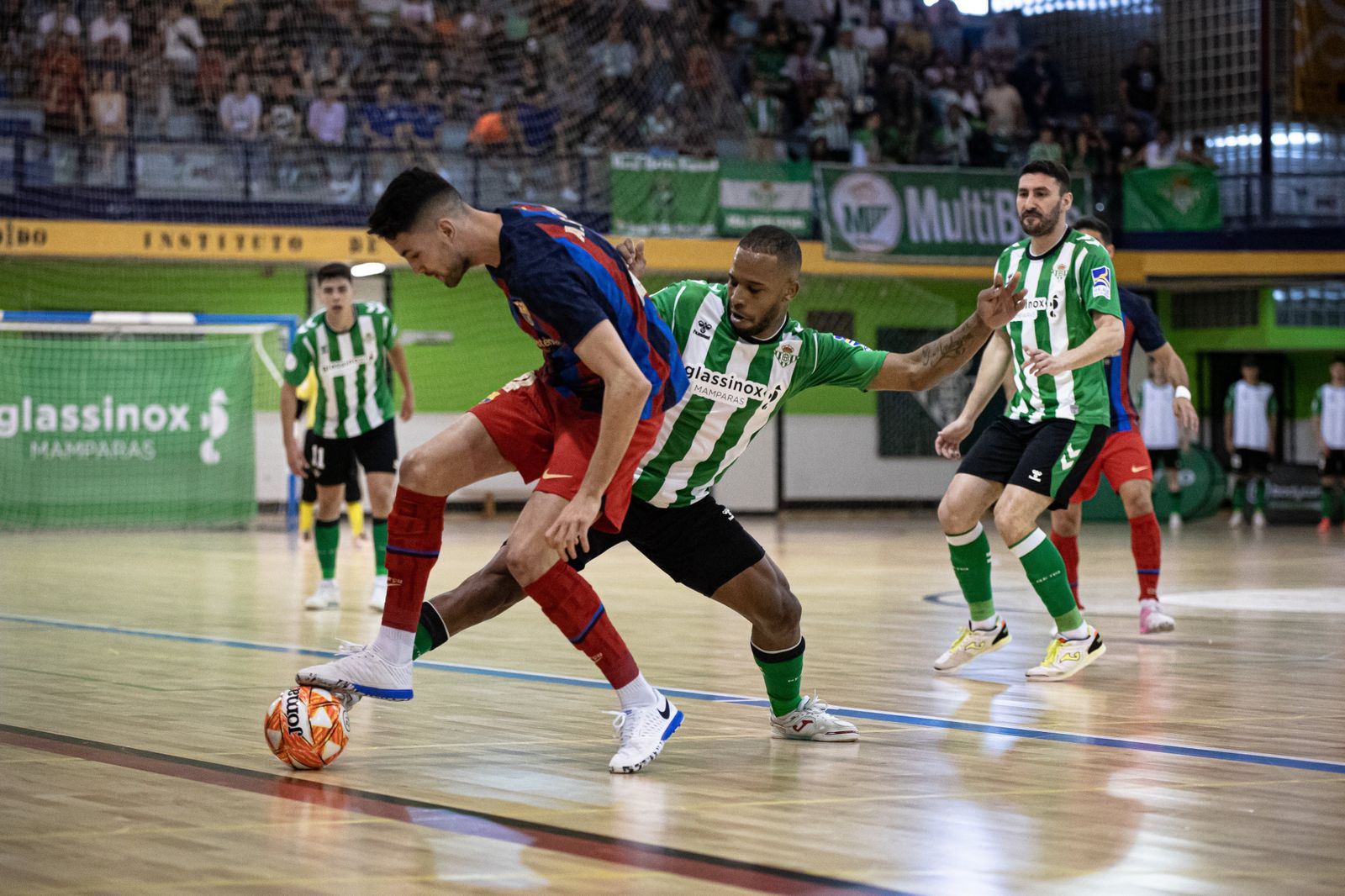 El bético Carlos Sanz pugna con el balón por un rival.
