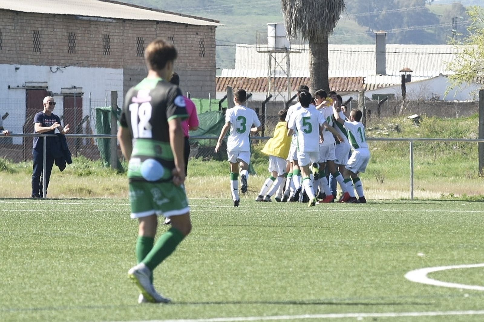 Los jugadores del Córdoba celebran el gol de Álvaro Gómez ante el Juanín y Diego.