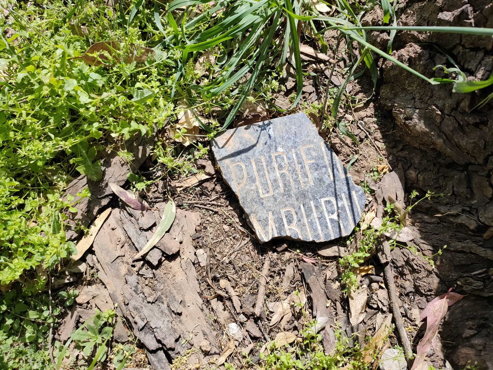 Una lápida rota en Algeciras.