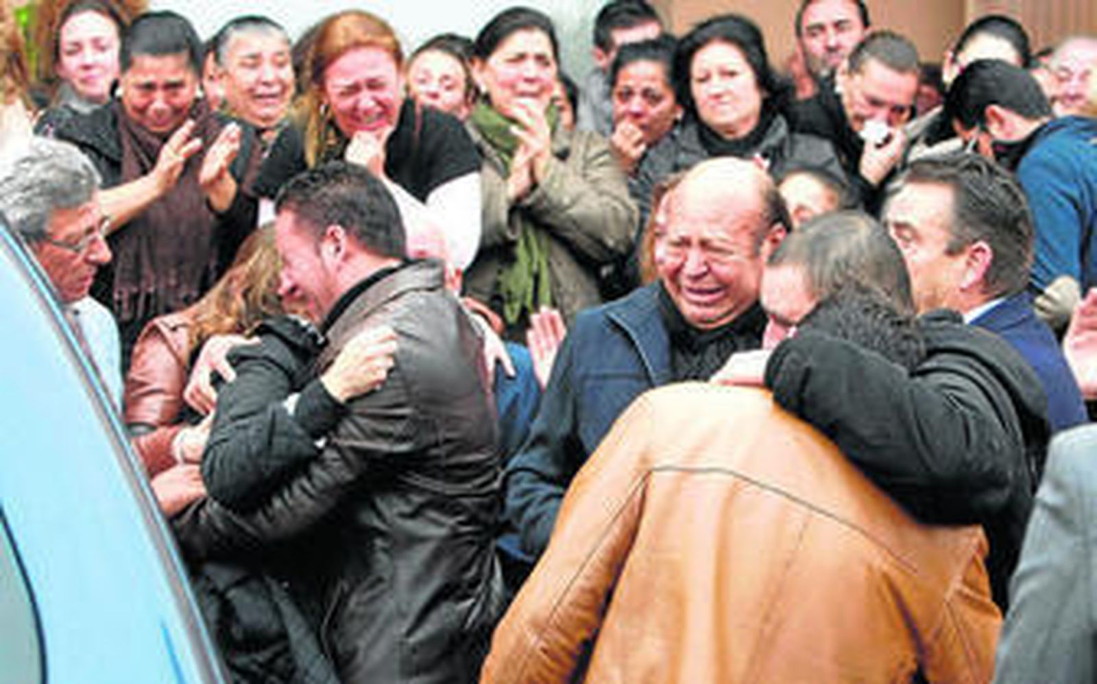 Manuel Moneo y el resto de familiares despiden con muchísimo dolor a Juan Moneo 'El Torta'.