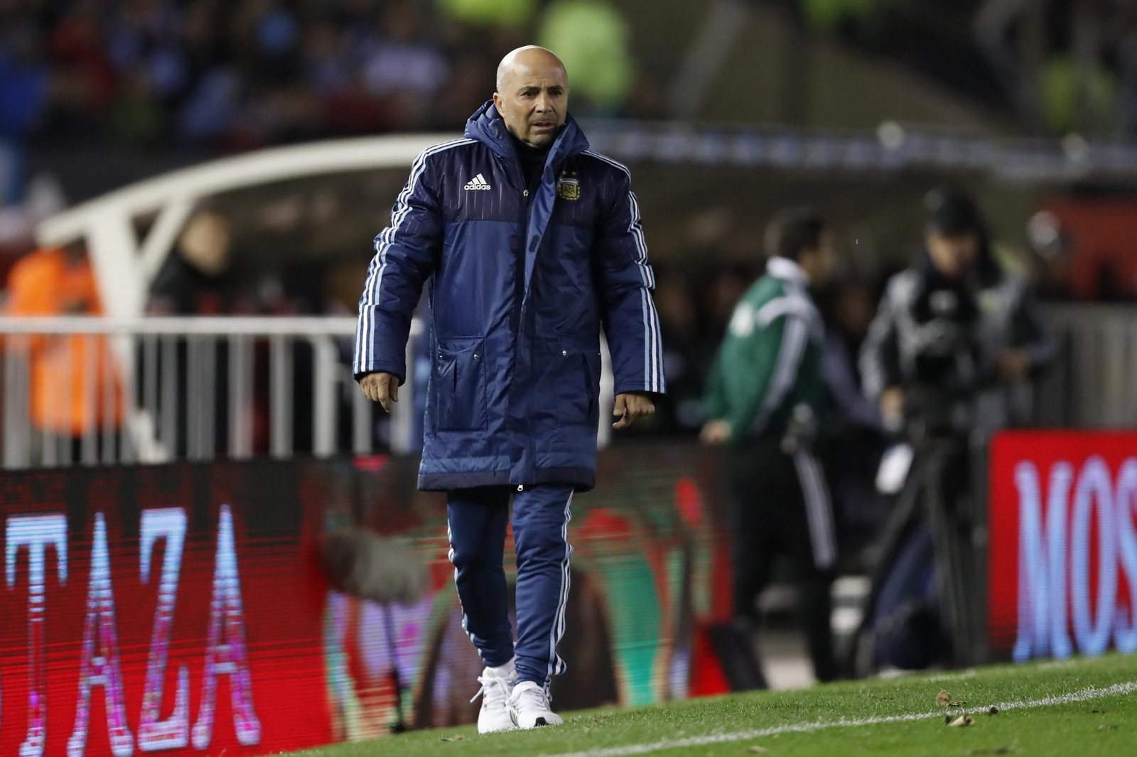 Jorge Sampaoli dirige el partido en la banda del Monumental.