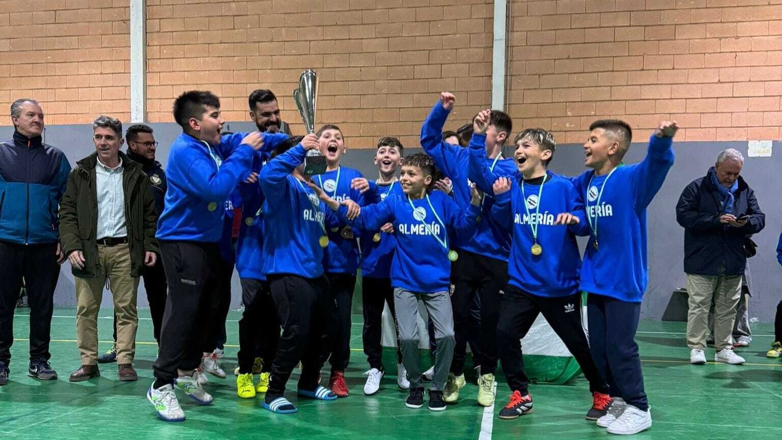 Los jugadores alevines levantando el trofeo de campeones de Andalucía.