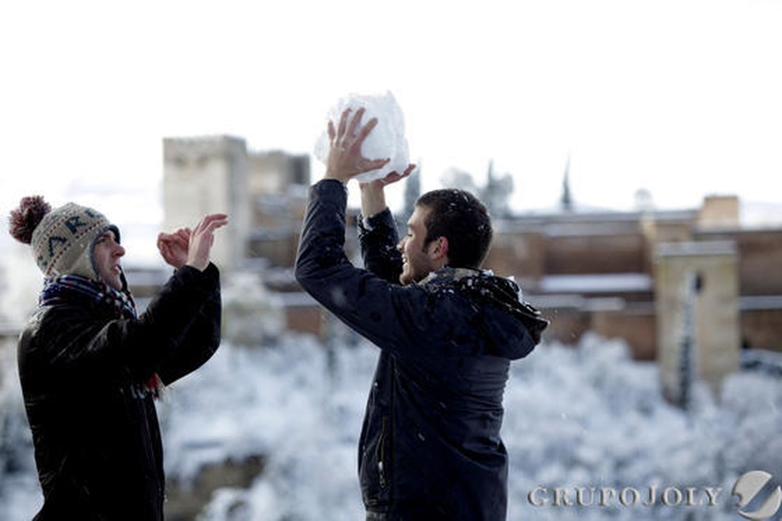 La nieve blanqueó la ciudad en la festividad del 28-F y provocó hasta 200 incidencias.

Foto: Lucia Rivas