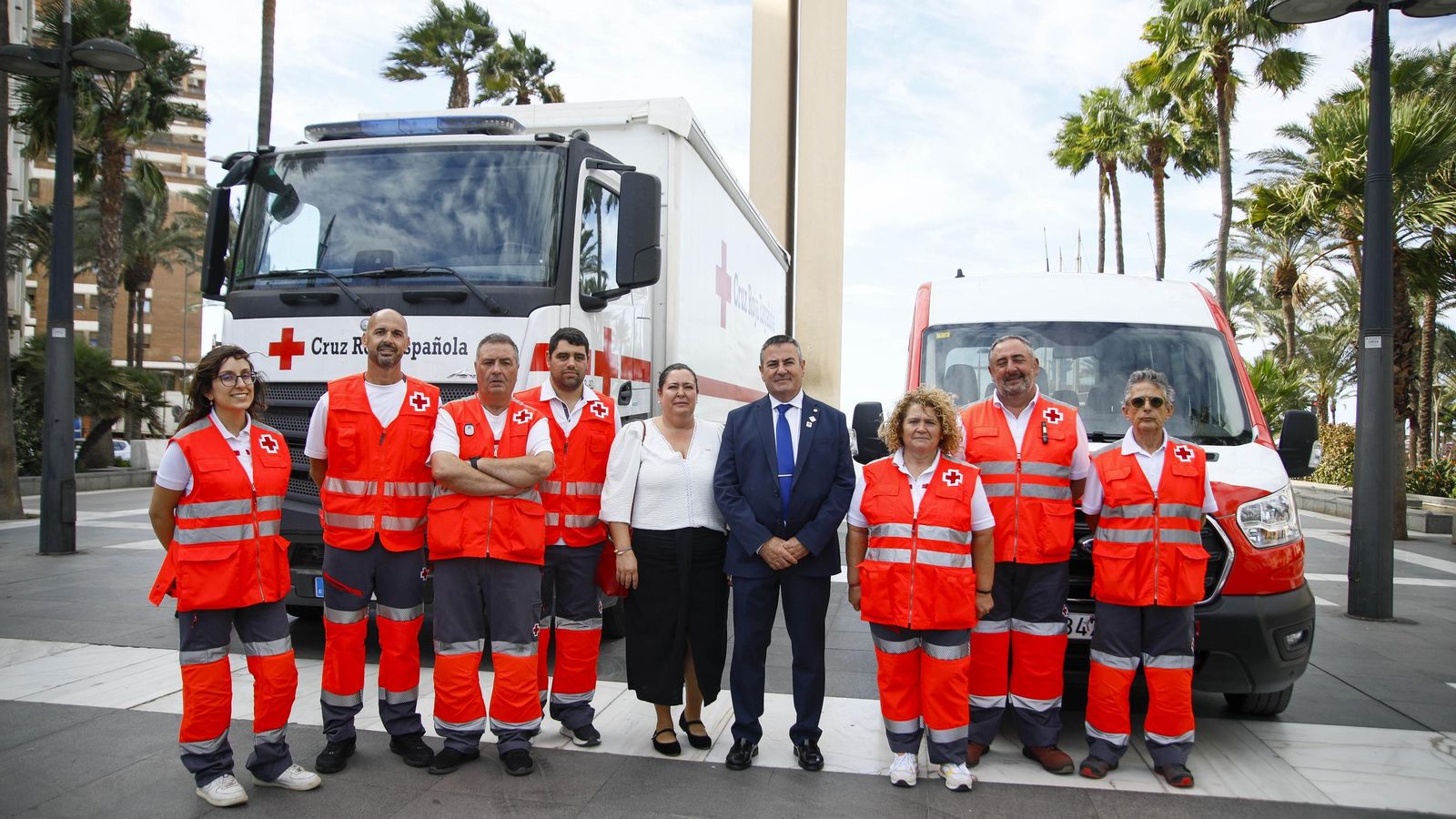 Presidente provincial de Cruz Roja, Antonio Alustré, junto al departamento de socorro, emergencias y salud.