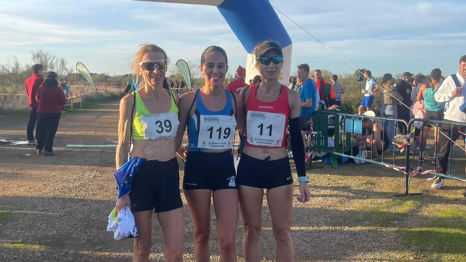 Yolanda López posa junto a Sigrid Averland y Josefina Rodríguez.