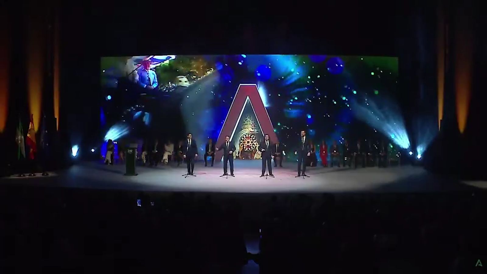 La actuación de Cantores de Hispalis antes de recibir su Medalla de Andalucía