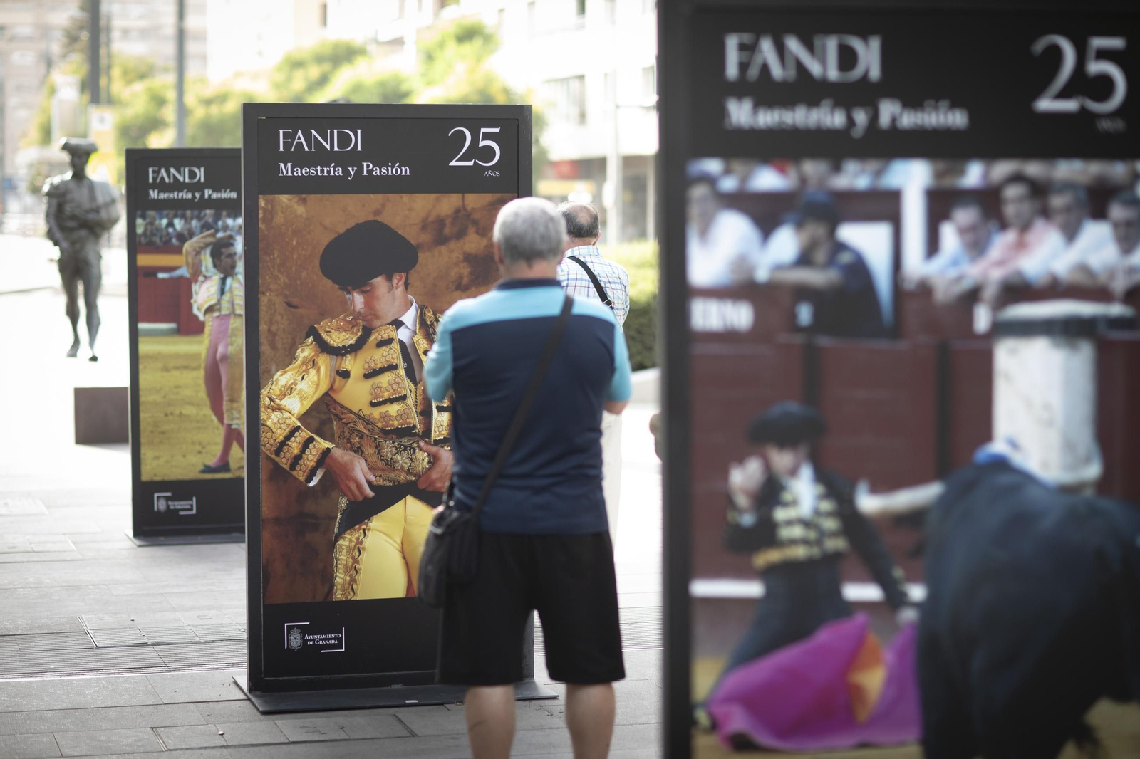 Las imágenes de la nueva exposición al aire libre que rinde homenaje a “El Fandi” en Granada