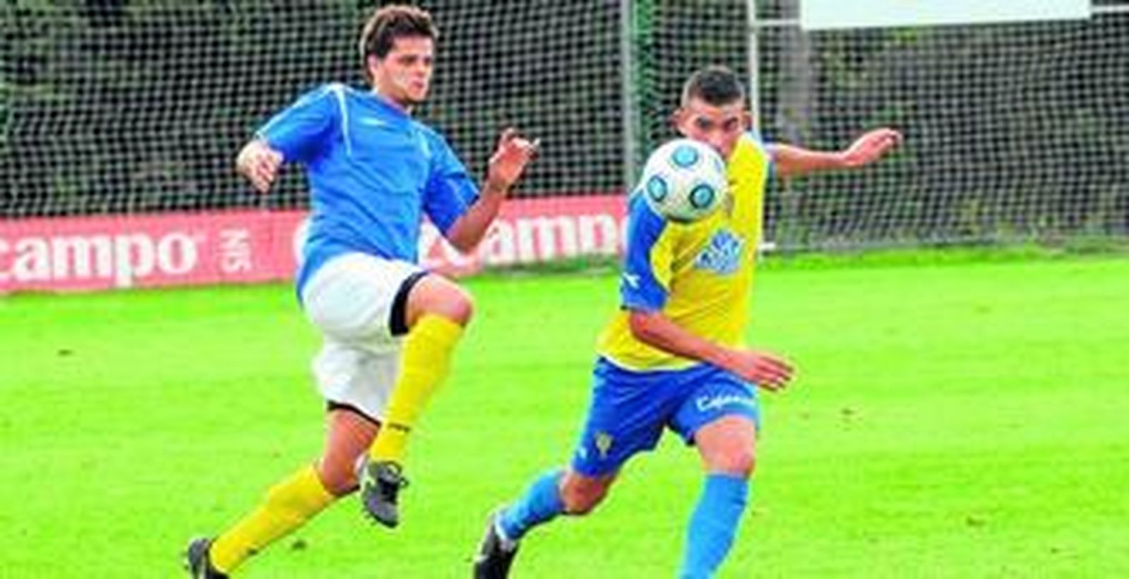 Caballero (d) no estuvo mal en la creación de juego del filial cadista en el campo Guadalquivir.