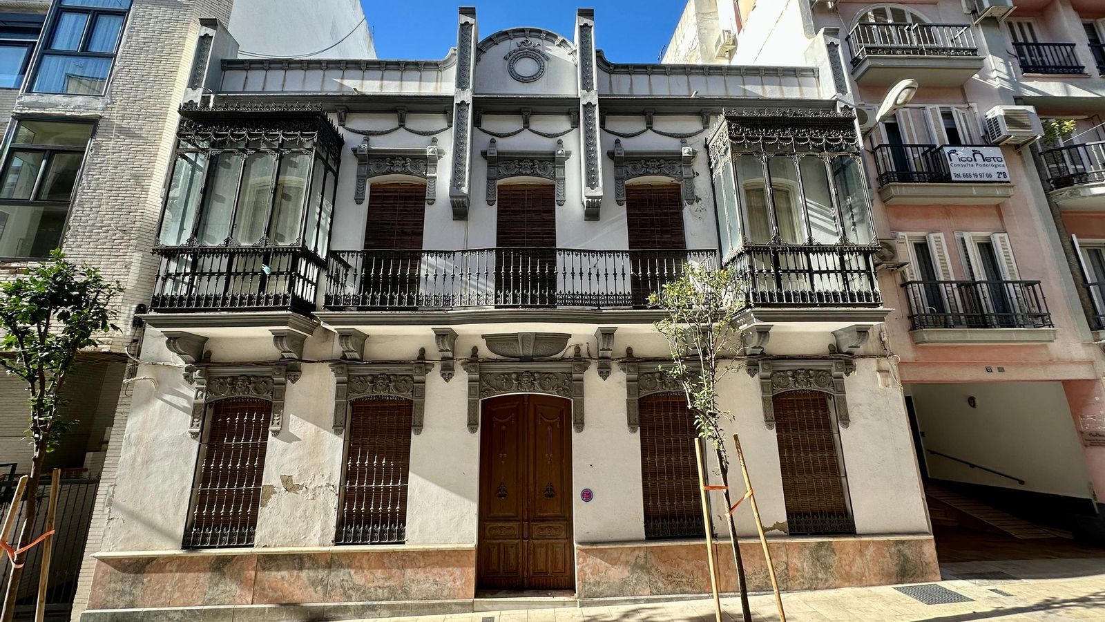 Estado actual de la antigua clínica Vázquez Limón, en la calle La Fuente de Huelva capital. Estado actual de la antigua clínica Vázquez Limón, en la calle La Fuente de Huelva capital.