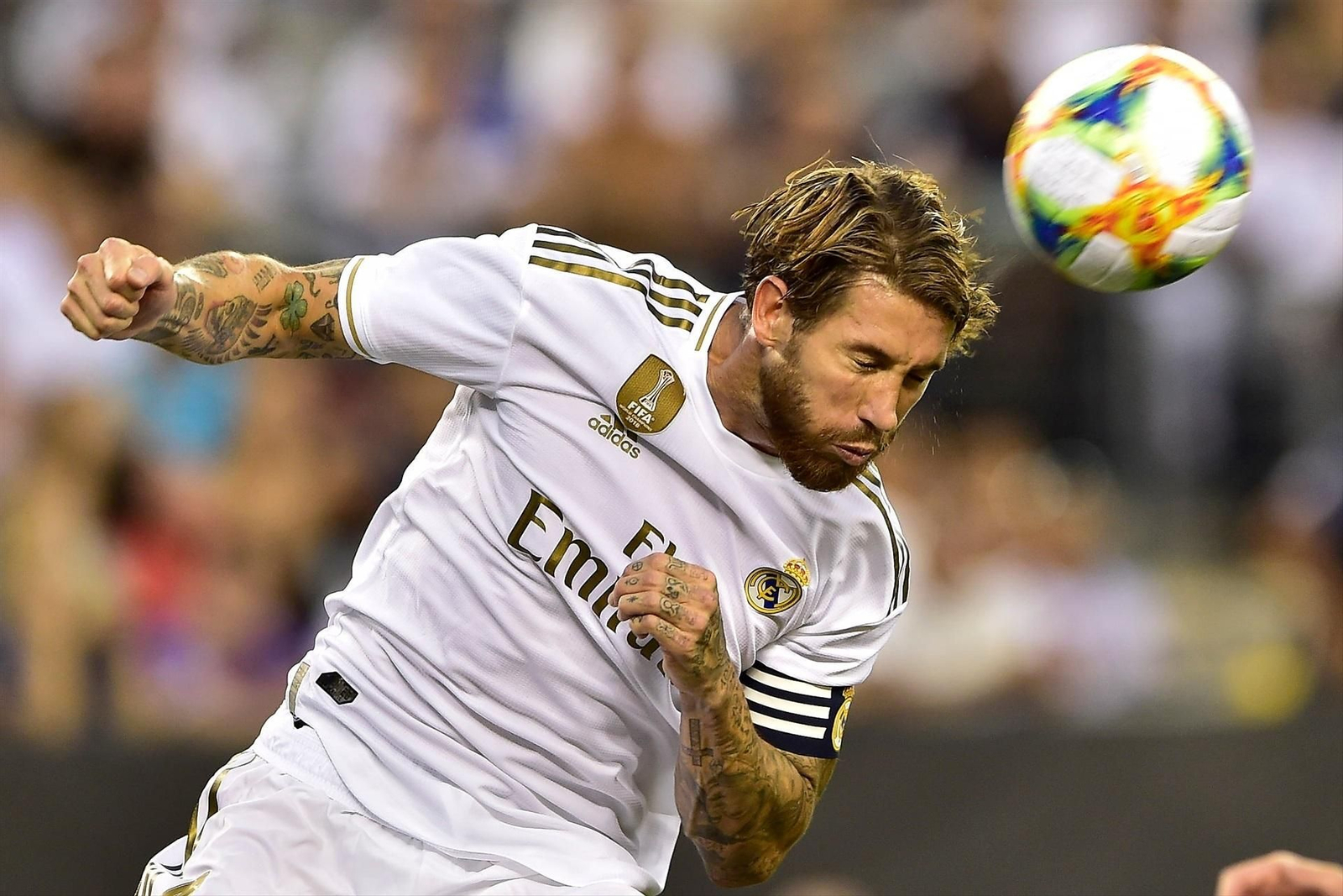 Sergio Ramos remata un balón con la camiseta del Real Madrid