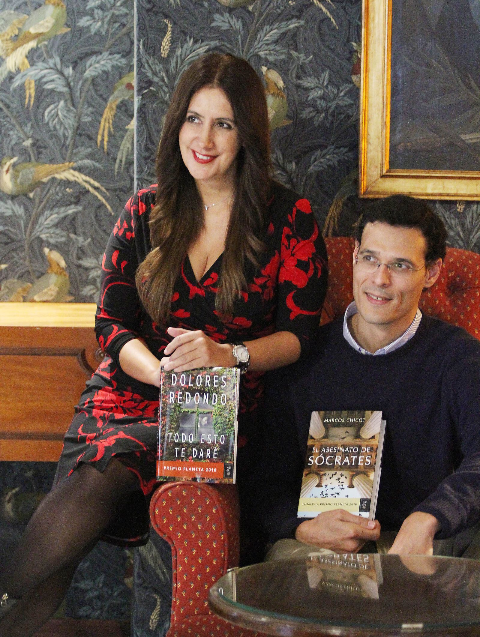 Dolores Redondo y Marcos Chicot, con sus obras en el Hotel Inglaterra.