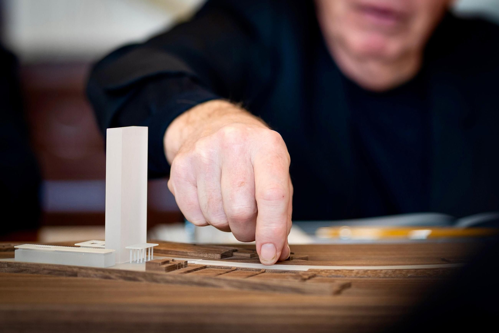 Chipperfield señala una maqueta con su proyecto de la torre del puerto.