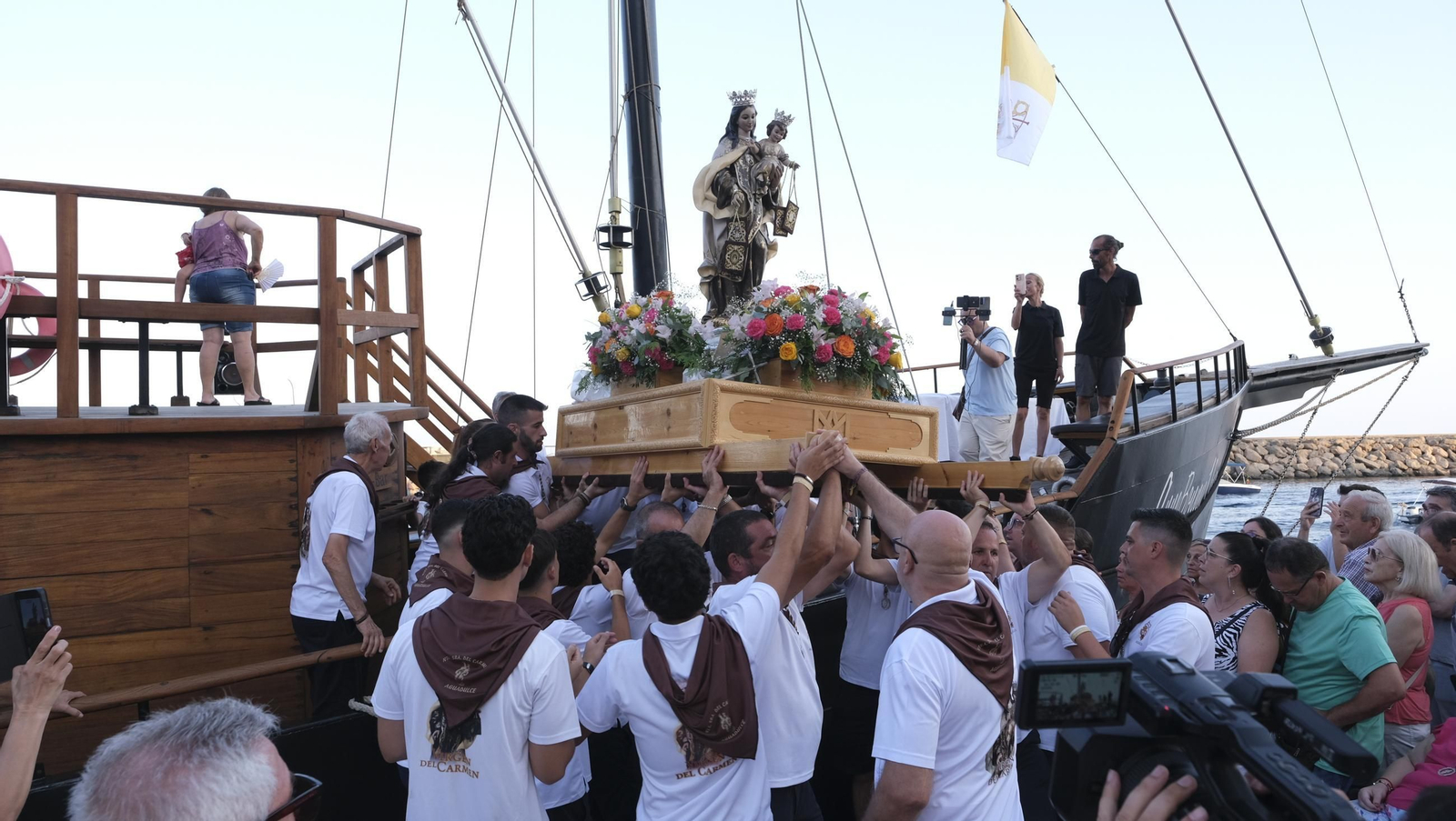 Procesión marítima de la Virgen del Carmen en Aguadulce (Roquetas de Mar), en imágenes