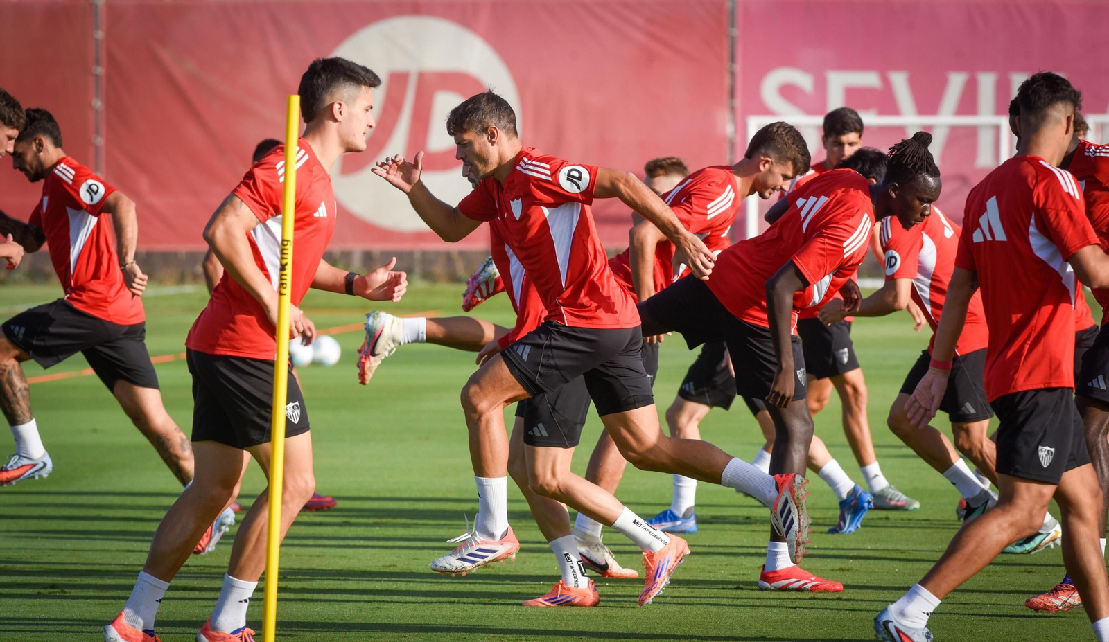 Azpilicueta inicia un esprint entre Castrín, Mendy y Kike Salas.