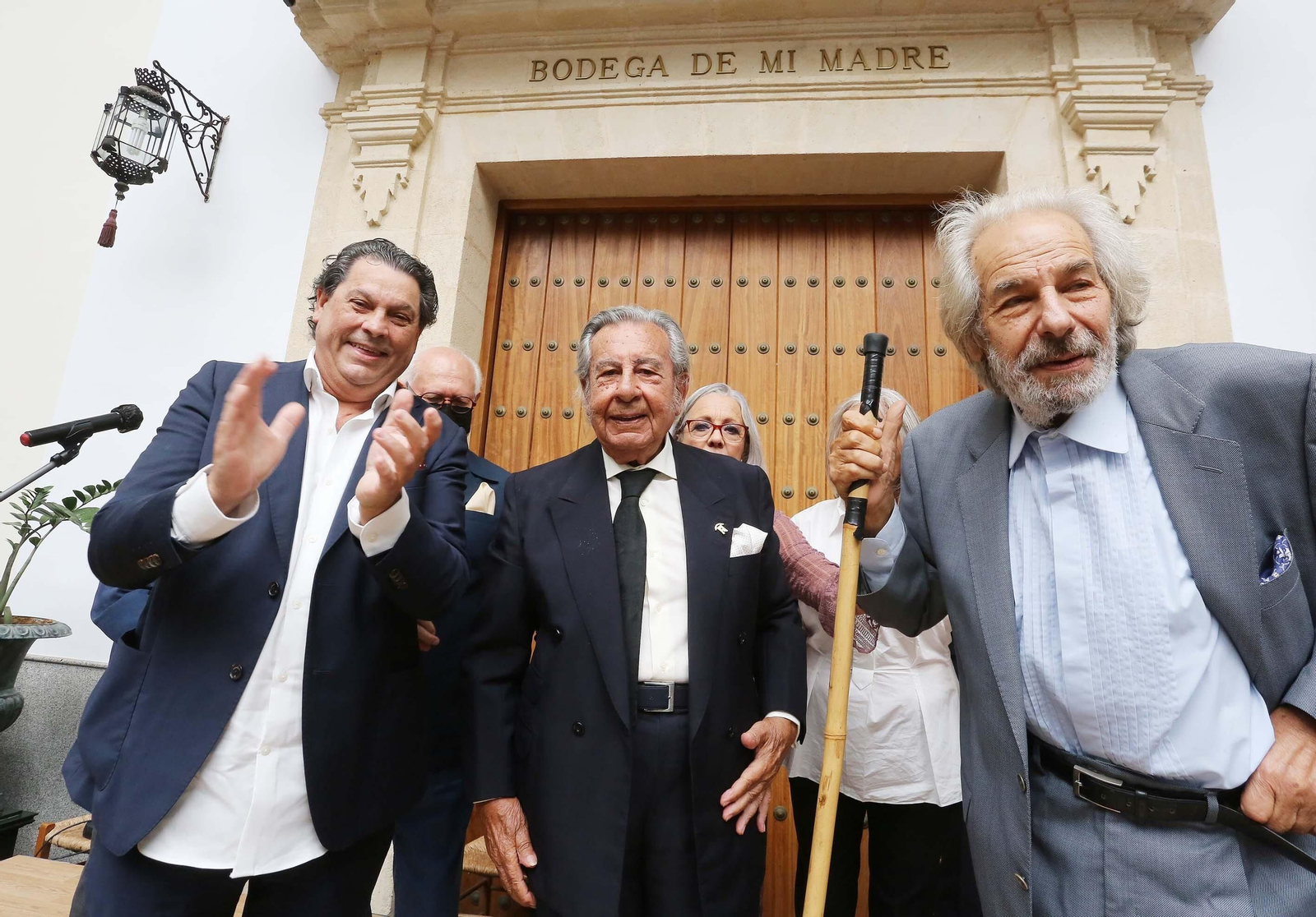 Rafael de Paula impone la insignia de oro de la peña Tío José de Paula a Manuel Morao en Jerez