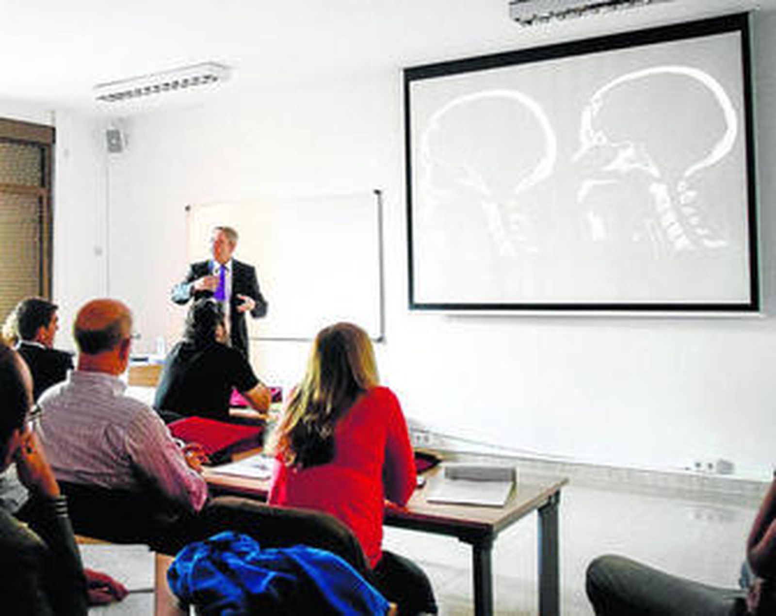 El doctor José Aso Escario expone uno de los casos sobre traumatismos craneoencefálicos.