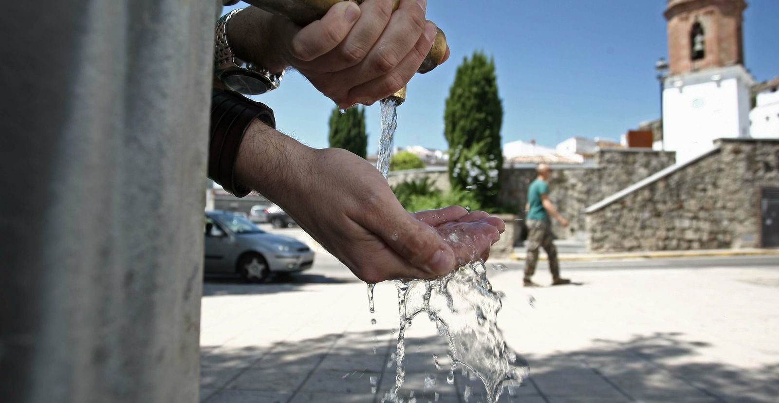 Una persona se lava las manos en una fuente.