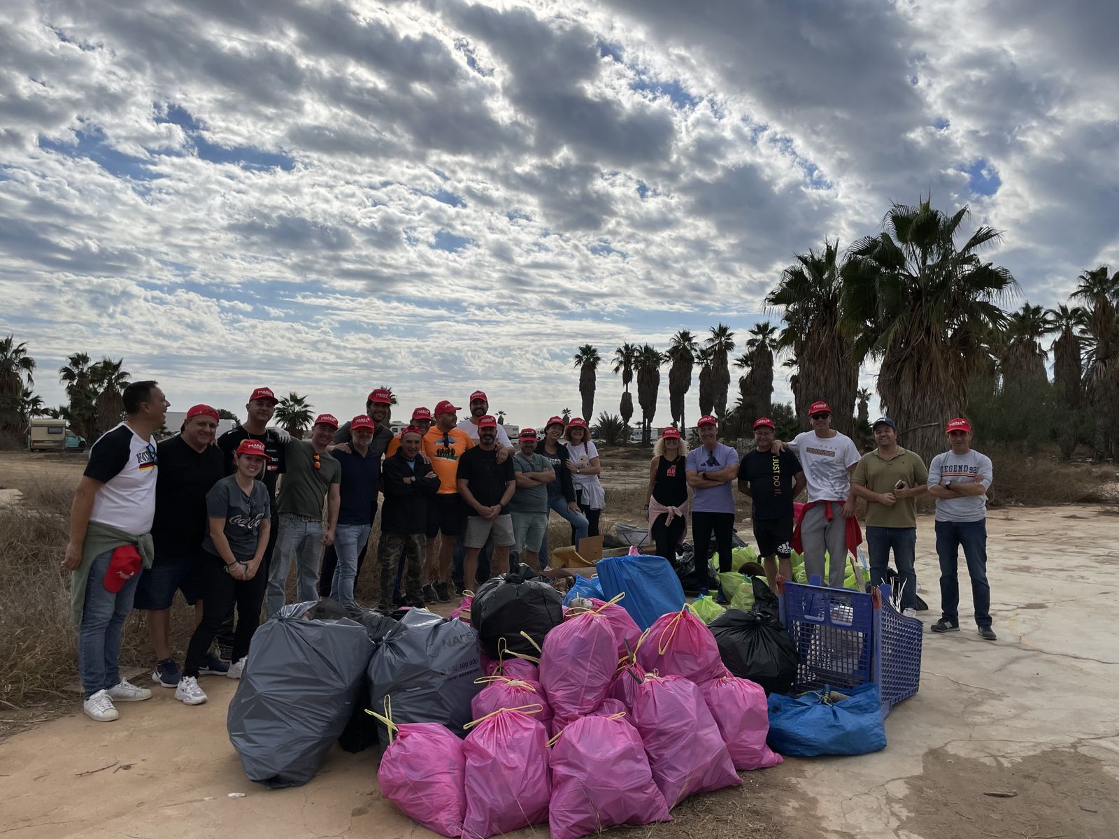 Voluntarios que han participado en la limpieza de la playa de la desembocadura del Guadalhorce.