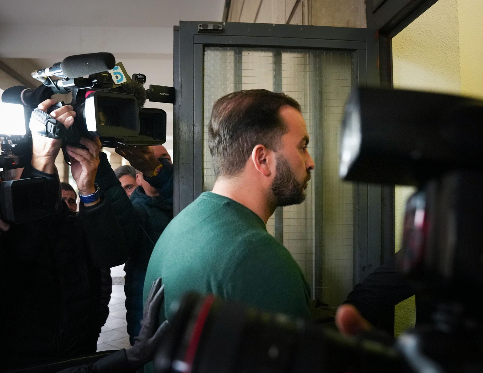 El sobrino de María del Monte, rodeado de cámaras, cuando declaró ante el juez que investiga el asalto al chalé.