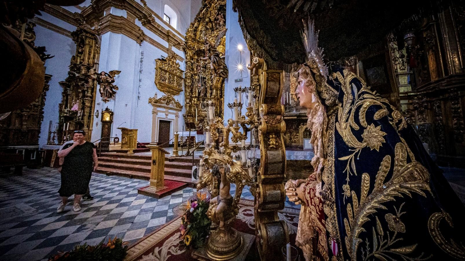 Primer día del besamanos extraordinario por el 75 aniversario del Dogma de la Asunción en Cádiz