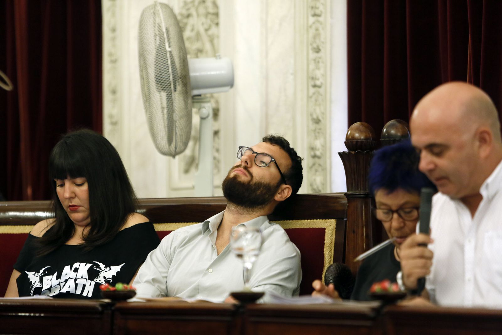 Un relajado Martínez de Pinillos en un momento del Pleno de ayer durante la intervención de David Navarro.