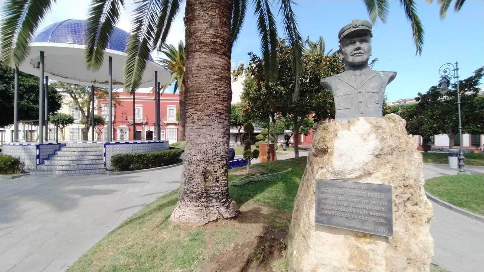 El busto dedicado a Agripino Lozano, en su nuevo emplazamiento en la Alameda Moreno de Guerra.