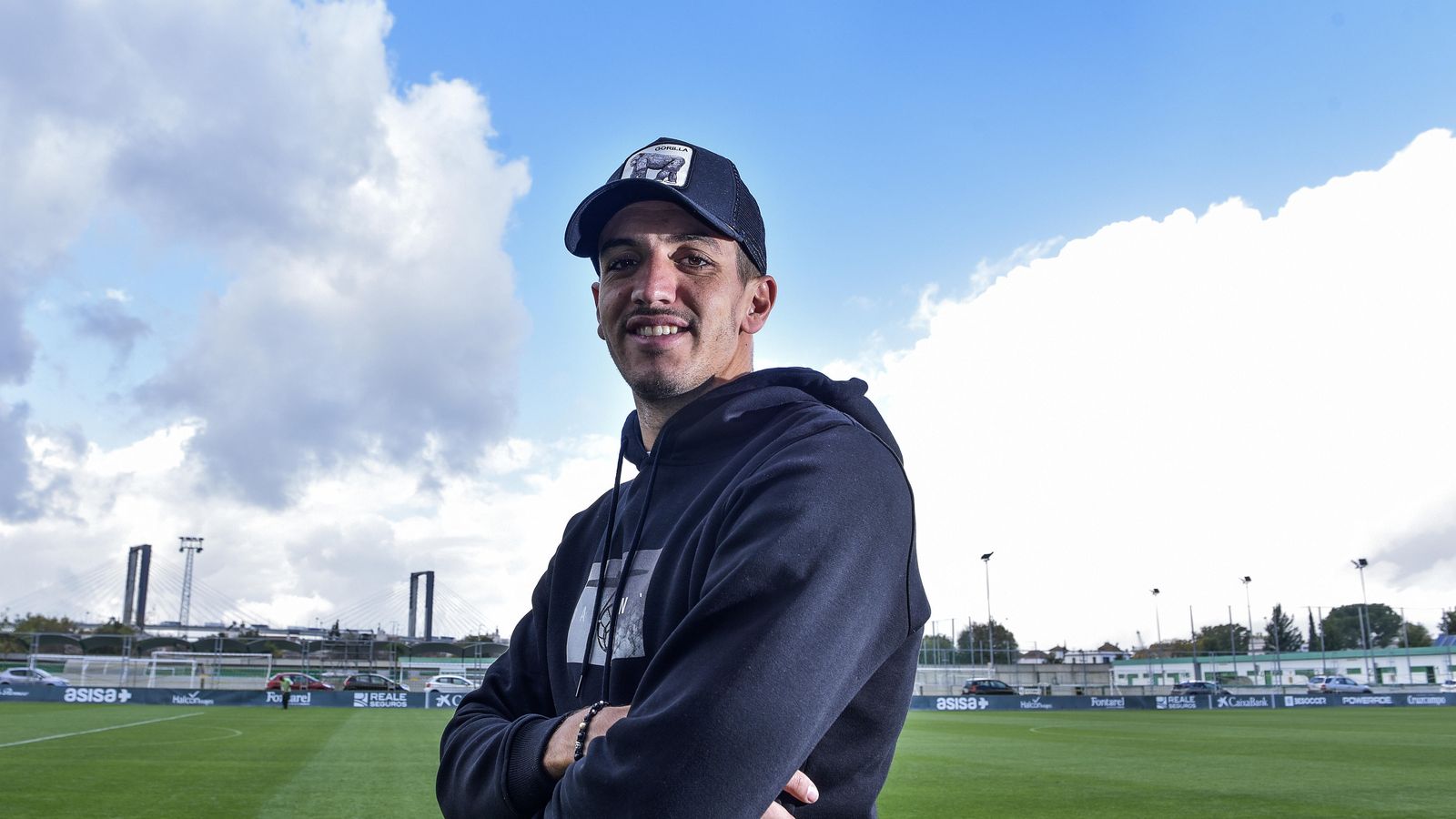 Feddal posa sonriente.