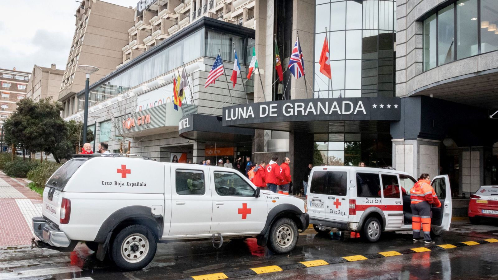 Equipo de Cruz Roja, en el Hotel Luna
