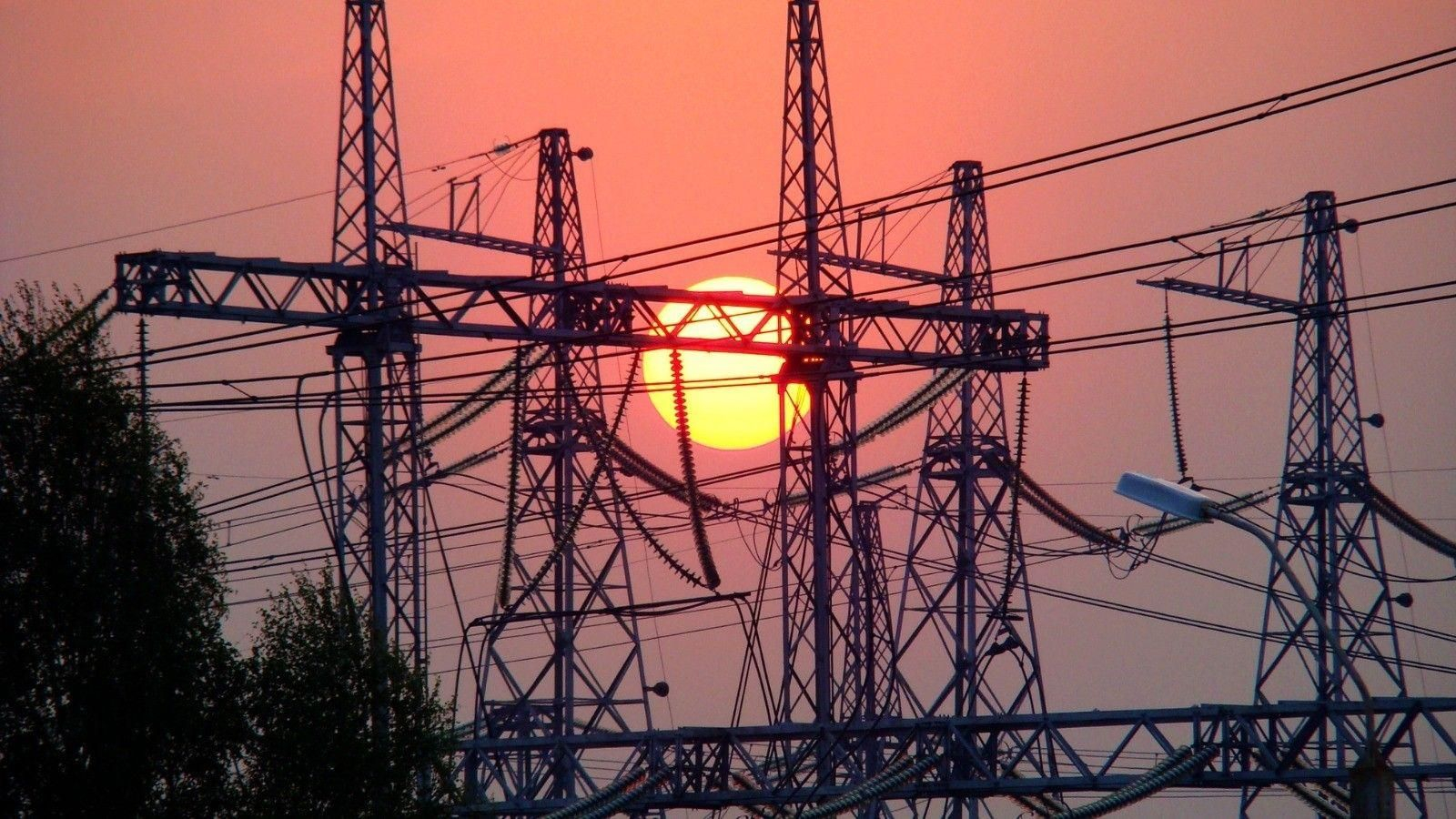 Imagen de una subestación eléctrica en plena puesta de sol.