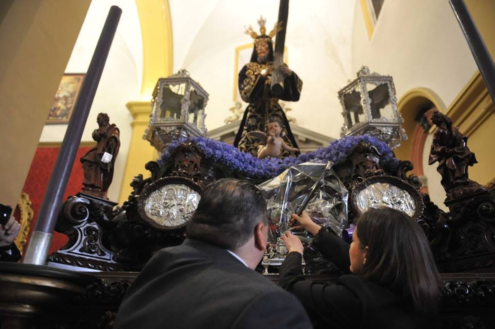 La alcaldesa y el hermano mayor del Nazareno depositan a los pies del Nazareno el bastón del Regidor Perpetuo.