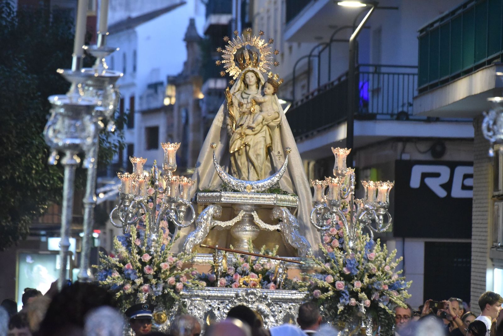 La imagen de la Virgen de la Palma durante el desfile del pasado 14 de agosto.