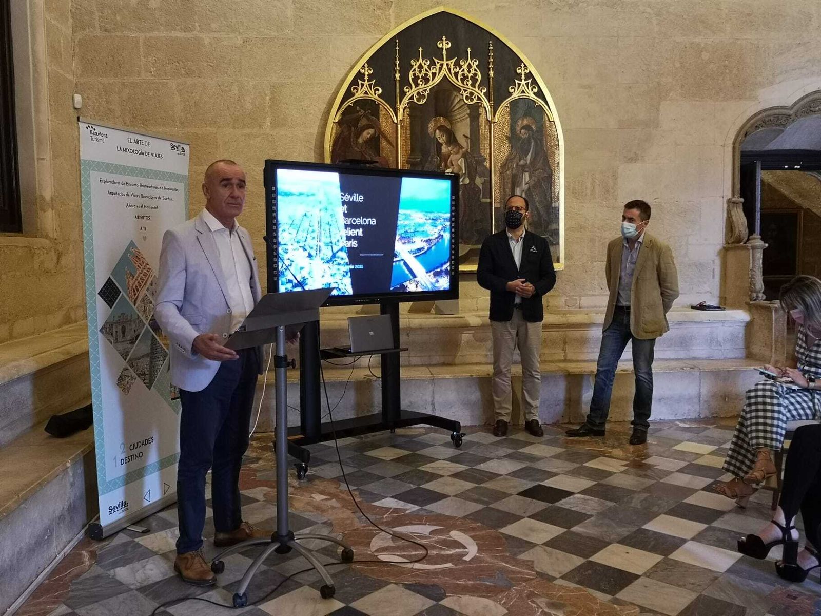 Presentación de la alianza turística Sevilla-Barcelona, en la Sala Capitular del Ayuntamiento de Sevilla.