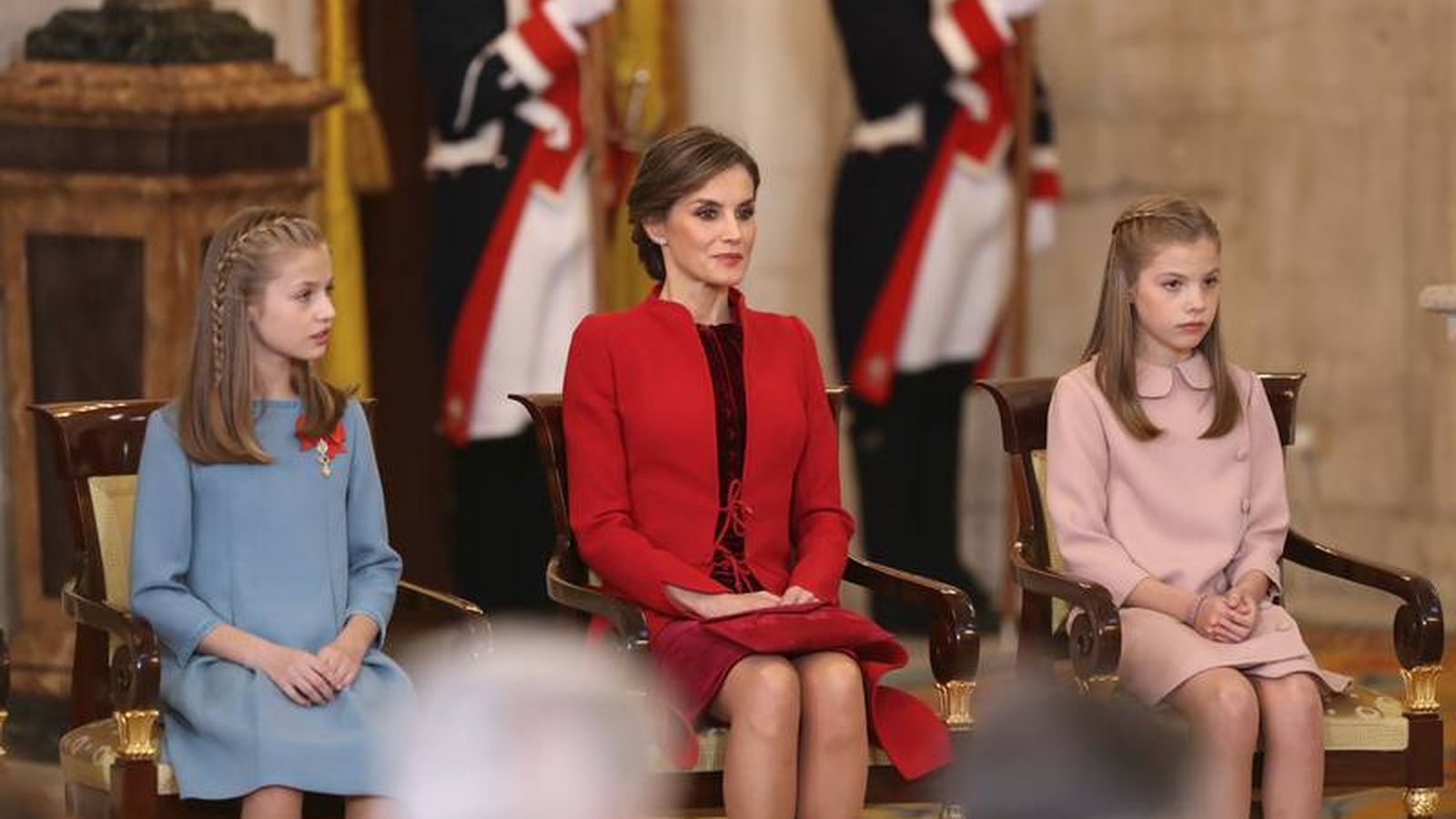La reina doña Letizia y sus hija en la imposición del Toisón a doña Leonor en enero