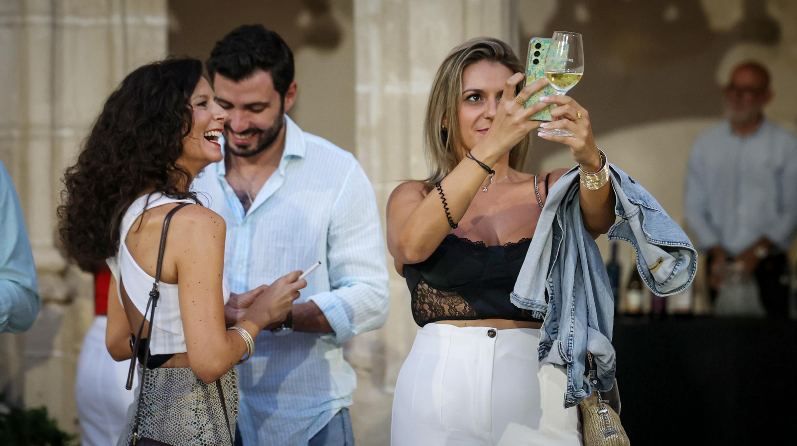 Éxito de 'Entrevinos tintos y blancos' en los Claustros de Jerez
