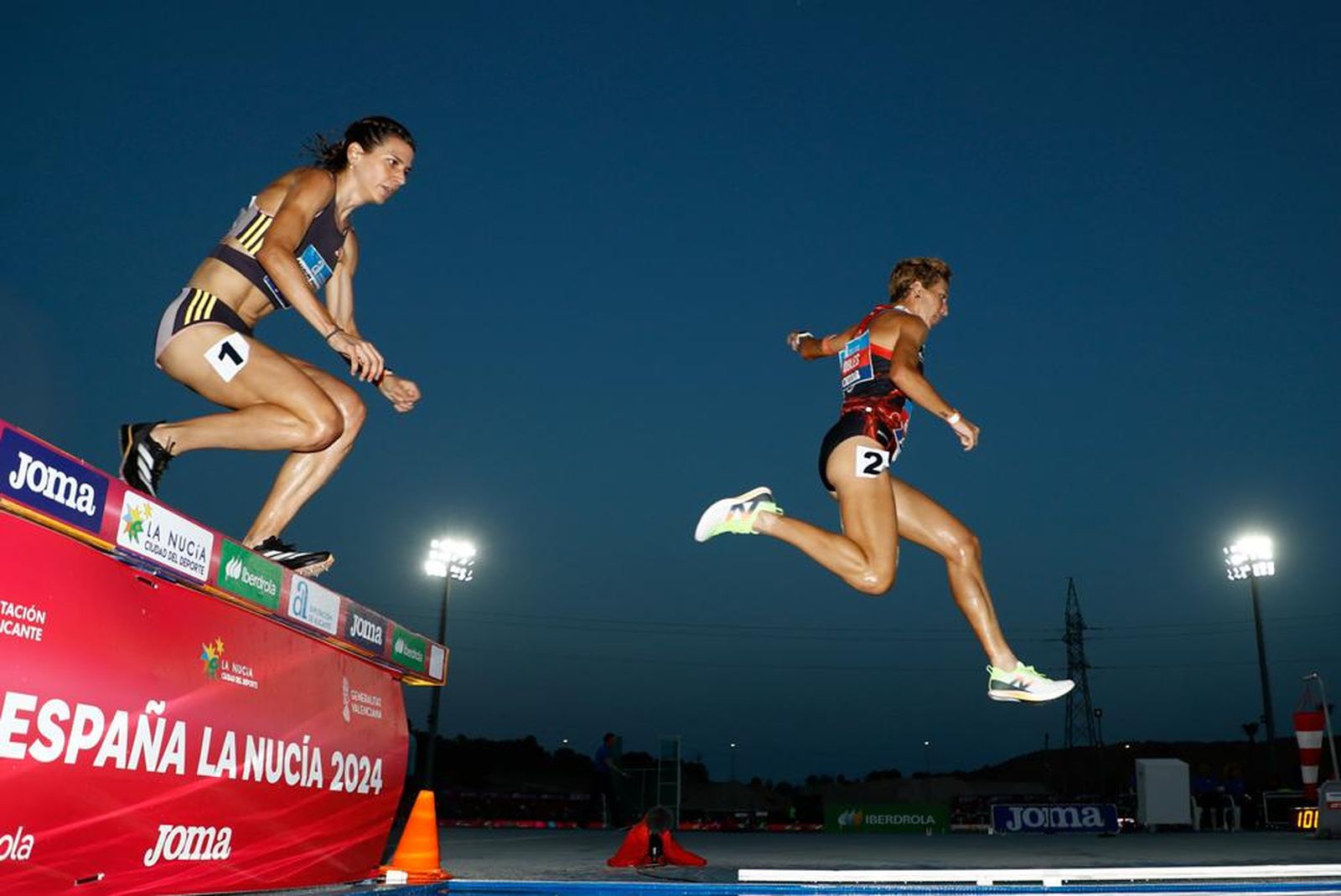 Carolina Robles salta sobre la ría en el 3.000 junto a Irene Sánchez-Escribano.