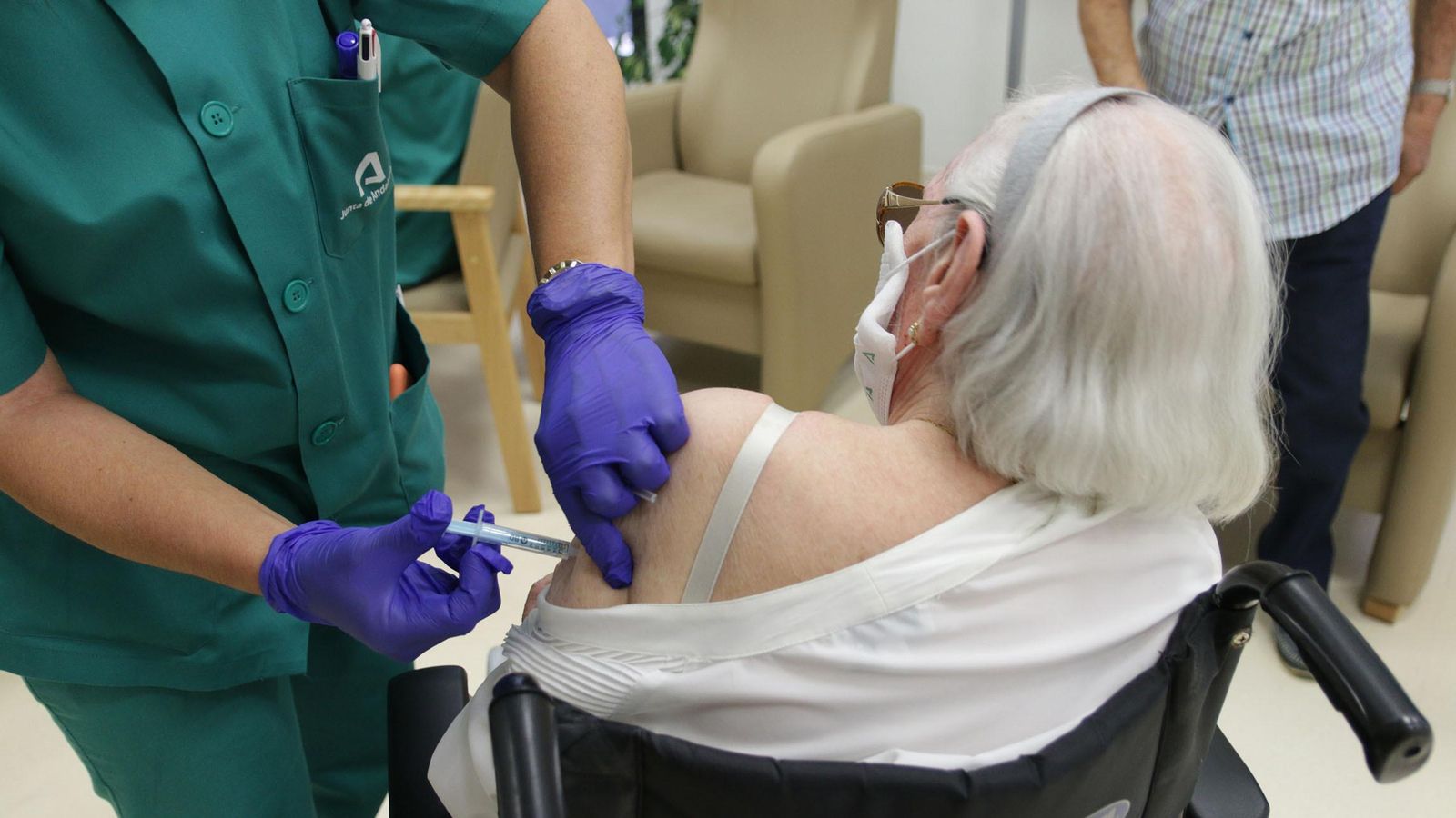 Una persona recibe la vacuna contra la gripe.