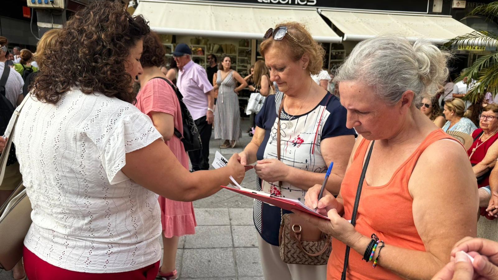 Durante la concentración se han recogido firmas