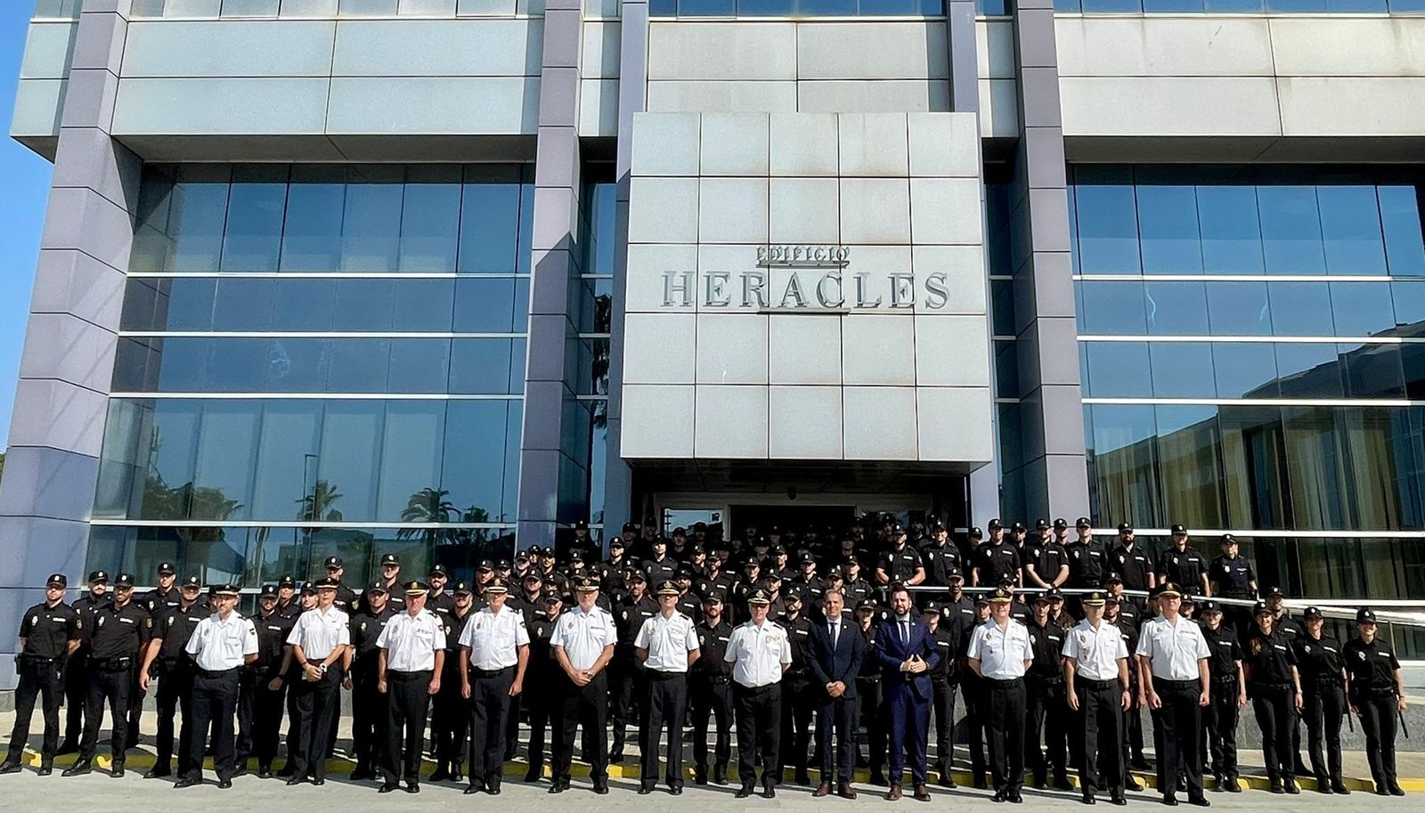 Foto de familia de las autoridades y los nuevos agentes.