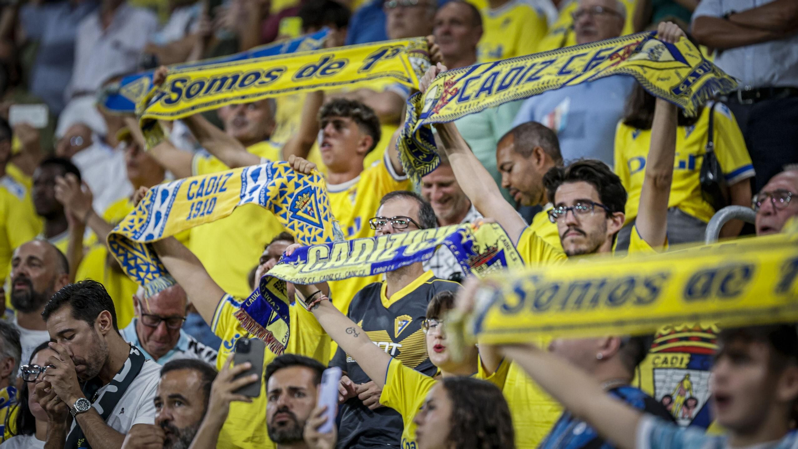 Aficionados del Cádiz animan en el estadio.