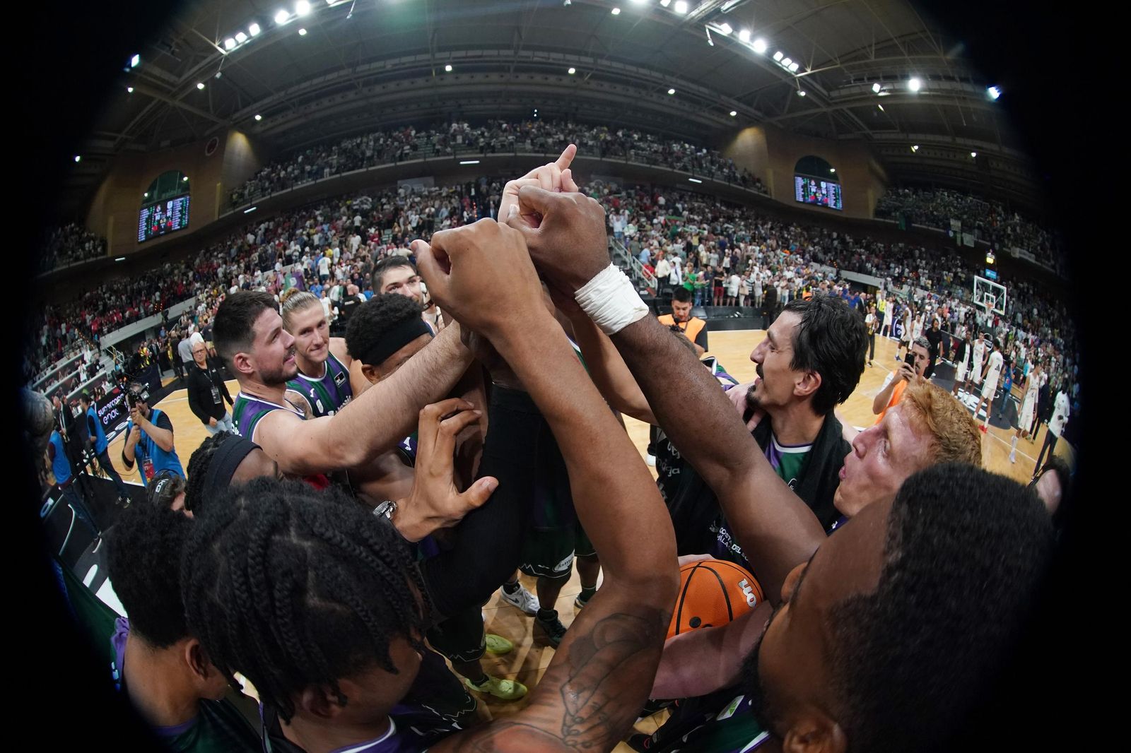 La fiesta del Unicaja supercampeón.